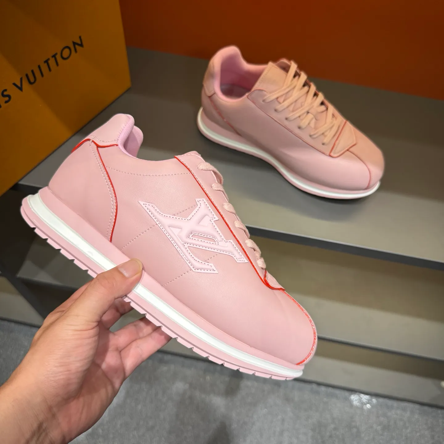 P540 Size 38-45 LV 🫏The colorful interpretation of BUTTERSOFT sneakers combines sheepskin, The colorful interpretation of LV BUTTERSOFT sneakers combines sheepskin and calfskin, bringing a super soft feel. Designed by Pharrell Williams, this '60s-inspired shoe features a padded upper that's been crafted by Louis Vuitton craftsmen to further enhance the comfort of the leather. In addition to the LV initials, it features multiple signatures, including natural leather trim and an embossed pattern of Pharrell Williams and lobster on the side, referencing the Fall/Winter 2025 men’s show. A must-have artifact for fashionistas✅